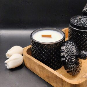 Świeca w czarnej cukiernicy