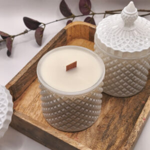 Świeca w białej cukiernicy