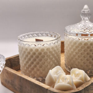 Świeca w kryształowej cukiernicy