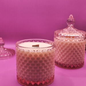 Świeca w różowej cukiernicy